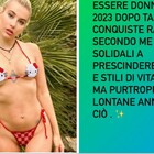 Clizia Incorvaia, la foto in micro bikini (all'uncinetto) scatena le critiche delle fan. Lei: «Nessuna solidarietà femminile...»