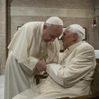Papa Francesco: «Benedetto XVI è molto malato, preghiamo per lui». L'improvviso aggravamento per via dell'età