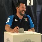 immagine Matteo Salvini al seggio in versione “canottiere”: c'è da remare