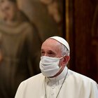 Covid, Papa Francesco e il cambio di strategia: mascherina e distanziamento con la folla