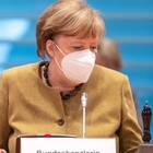Astrazeneca, Germania spiega la sospensione: «Troppi casi di trombosi rispetto al normale»