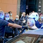 Napoli, donna si rifiuta di indossare la mascherina: portata via dalla polizia per resistenza