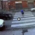 Napoli, investe uomo mentre attraversa sulle strisce pedonali e fugge: ecco il video che incastra il pirata