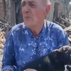 Donetsk, cucciolo sepolto vivo tra le macerie viene salvato dalla polizia: la commozione dell'anziano padrone