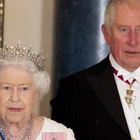 Re Carlo fa slittare la biografia sulla regina Elisabetta per colpa di Lady Diana?