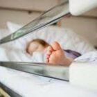Neonato di 10 mesi muore in ospedale, «aorta recisa per sbaglio». La famiglia del bambino risarcita con un milione di euro