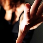 Violenza sessuale durante la seduta, fisioterapista arrestato: «Era solo un massaggio...»