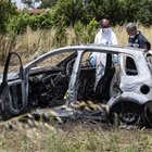 Roma, mistero sul litorale: due corpi carbonizzati ritrovati in una Ford Fiesta, sono un uomo e una donna