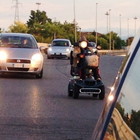 Cartoceto, in superstrada contromano con la sedia a rotelle sulla corsia di sorpasso