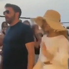 Jennifer Lopez e Ben Affleck in vacanza a Capri, la passeggiata sull'isola