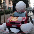 Milano, l'installazione choc sul cambiamento climatico: auto distrutta dalla grandine in via Paolo Sarpi