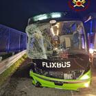 Flixbus, l'inferno a bordo del pullman finito fuori strada sull'A1: «Vetri esplosi, il bus procedeva inclinato». Chi è la vittima