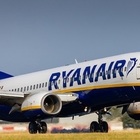 Ryanair, passeggero muore dopo il decollo per Manchester: atterraggio d'emergenza, ecco cosa è successo
