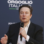 «Elon Musk assume droghe, manager preoccupati»: la marijuana fumata in pubblico e la prescrizione per la chetamina