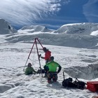 Sopravvive 2 giorni in un crepaccio sul Monte Rosa, trovata da alpinisti di passaggio. I soccorritori: «Un miracolo»