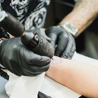 Mamma fa tatuare i suoi tre bambini, il più piccolo a soli 5 anni. Condannata dopo la denuncia dei genitori dei compagni di classe
