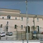 Arrestato dai carabinieri per rapina, colpisce un militare e scappa dalla caserma: caccia a un 31enne romeno