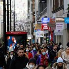 Omicron spaventa la Gran Bretagna: oltre 58mila casi Covid. «Si rischia un milione di contagi da variante»