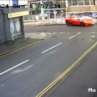 Ferrari, incidente pauroso: bolide fuori controllo in centro città finisce contro le bici
