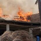 Kenya, brucia il resort di lusso Barracuda: 200 turisti italiani in fuga dalle fiamme. «Così ci siamo salvati»