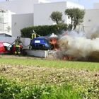 Incidente tra supercar, due Ferrari si schiantano contro la recinzione di una casa: una va a fuoco. Il video