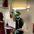 Babbo Natale va nella Rsa per consolare gli anziani, ma era positivo: «Morti 18 pazienti e 75 contagiati»