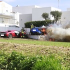 Schianto tra Ferrari, una piomba in giardino e prende fuoco: due feriti