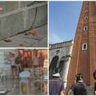 Maltempo a Venezia, caduti frammenti dal campanile di San Marco: turisti evacuati. Volano i tavolini dei caffè storici VIDEO