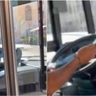 Torre Argentina, autista dell'Atac chatta al cellulare mentre guida: il video