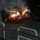 Roma, bloccano la Salaria con auto in fiamme per rubare in una gioielleria: caccia a 5 banditi