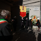 Fiori e medaglie per le vittime di Napoli: «La storia non si cancella»