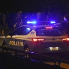 Roma, aggrediscono passanti con bottiglie rotte a Piazza Cinquecento: feriti un uomo e un agente