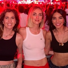 immagine Chiara Ferragni, al concerto dei Coldplay con la sorella Francesca e Chiara Biasi: «Se la beve la Chiara»