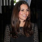 Kate Middleton accolta dalla pioggia alle Bahamas scherza: «L'abbiamo portata noi dall'Inghilterra»