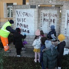 Reggio Emilia, monumento partigiano imbrattato: bimbi dell'asilo aiutano a cancellare le scritte
