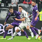Juventus-Fiorentina 1-0, ai bianconeri basta un gol di Rabiot. Il Var salva nel finale la vittoria: Allegri è a -1 dal 7° posto