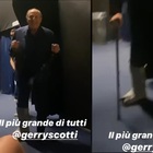 Gerry Scotti con le stampelle durante le registrazioni di Tu sì que vales: il video dietro le quinte