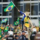 Brasile, fan di Bolsonaro devastano i palazzi del potere. Il ministro: «Atto di golpismo». Cos'è accaduto