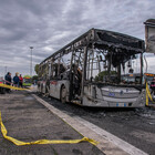 Autobus in fiamme, paura ad Anagnina: a fuoco anche due auto parcheggiate