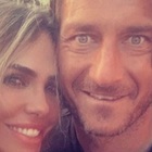 Ilary Blasi compie 39 anni, la sorpresa in quarantena di Francesco Totti: «Auguri amore mio»