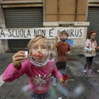 Scuole chiuse in Campania, la protesta di mamme e scuolabus da Fuorigrotta a Santa Lucia