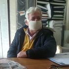 Protezione del virus, mascherine “fai-da-te" realizzate da un artigiano e regalate ai suoi concittadini