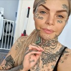 Ha 14 tatuaggi sul volto: «La gente mi accusa e cambia strada quando mi vede, ma sono una buona mamma»