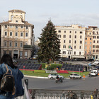 Roma, l'albero di Natale a piazza Venezia e l'orrore dei pannelli solari