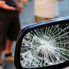 Roma, sventa la truffa dello specchietto: lo fanno scendere dall'auto e lo picchiano a sangue