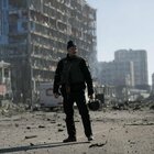 Ucraina, missili russi su un centro commerciale: strage a Kiev. L'agonia di Mariupol Odessa bombardata dal mare, spari sui manifestanti disarmati a Kherson