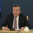 Il siparietto di Draghi e il pavone: "Ci accompagna da stamattina, vediamo se ha qualcosa da dire"