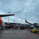 Malpensa, incidente in aeroporto: due aerei si toccano in pista in fase di parcheggio, paura ma nessun ferito