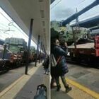 Carri armati sul treno in stazione a Udine, stupore ai binari. «Sono diretti in Ucraina»