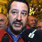 Tifoso morto, Salvini: chiusura stadi un errore. Gentiloni: ha omaggiato ultrà 10 giorni fa